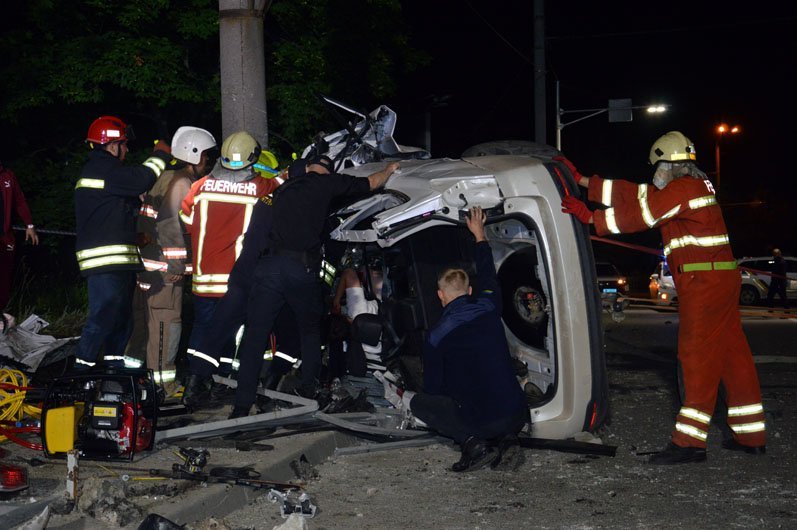 В Днепре Subaru Forester перевернулся и врезался в столб: четверо пострадавших. ВИДЕО