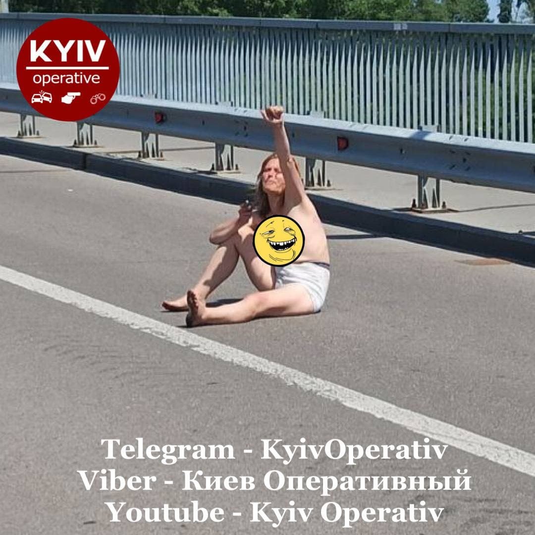 В Киеве пьяная женщина сняла с себя одежду и легла посреди дороги