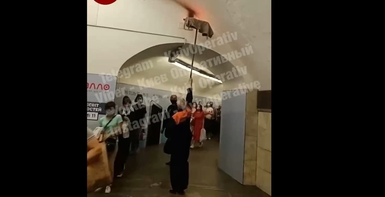 В метро Киева загорелась проводка: ее тушили шваброй