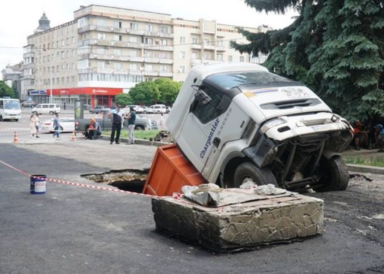 В центре Житомира грузовик провалился под землю. ФОТО, ВИДЕО