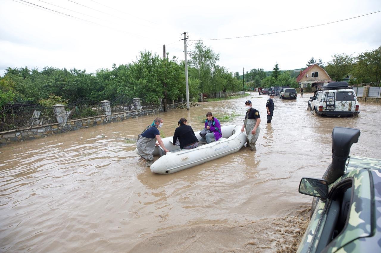 Подтопленные села, поврежденные дороги и мосты — последствия потопа на Буковине