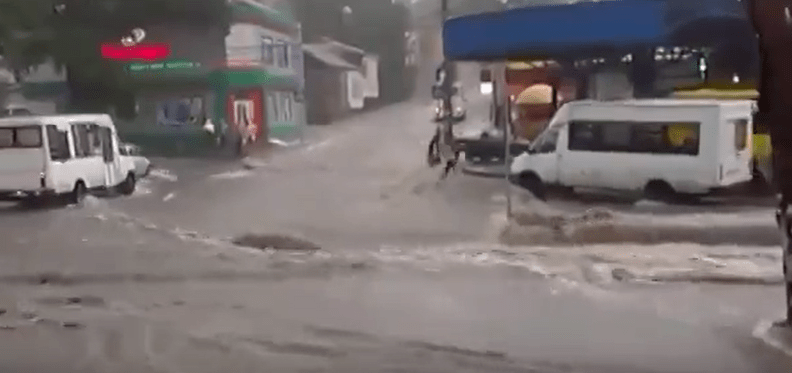 Непогода в Украине: населенные пункты обесточены, а потопы смывают людей с дорог