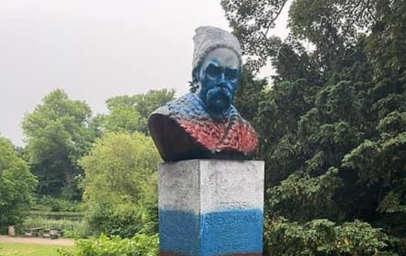 В Дании осквернили памятник Шевченко, раскрасив его в российский триколор