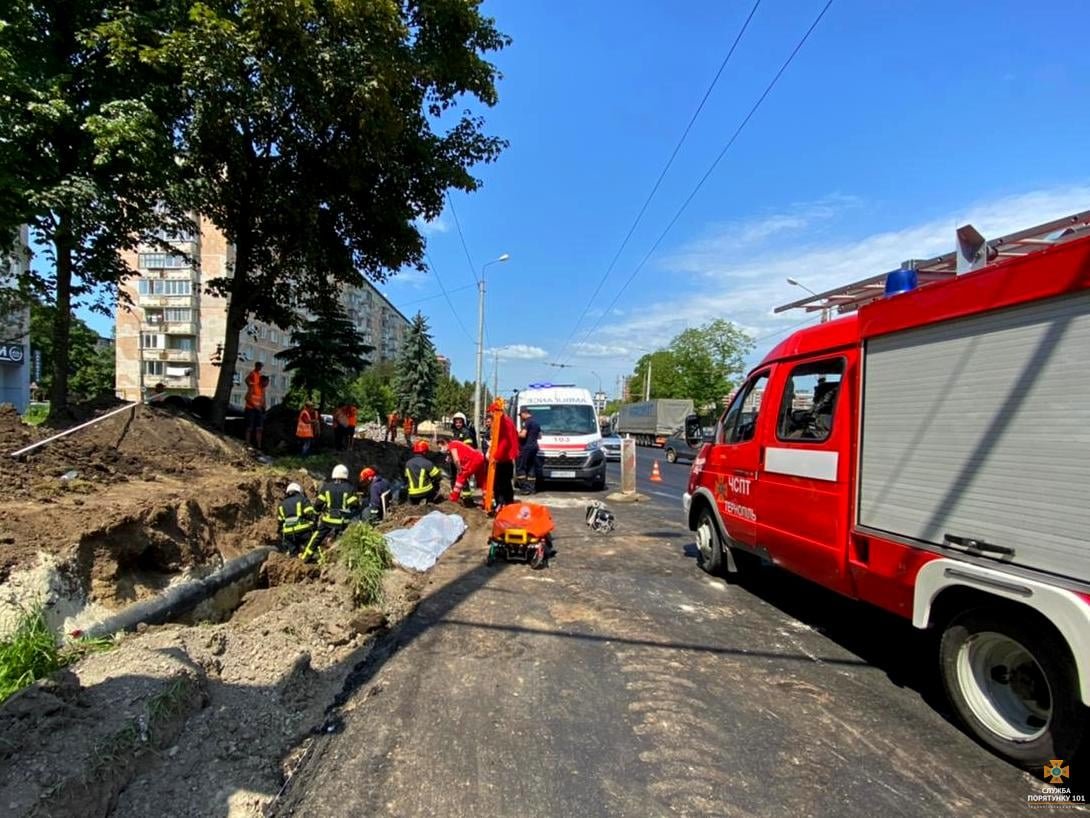 В Тернополе во время земляных работ людей засыпало землей: есть погибший