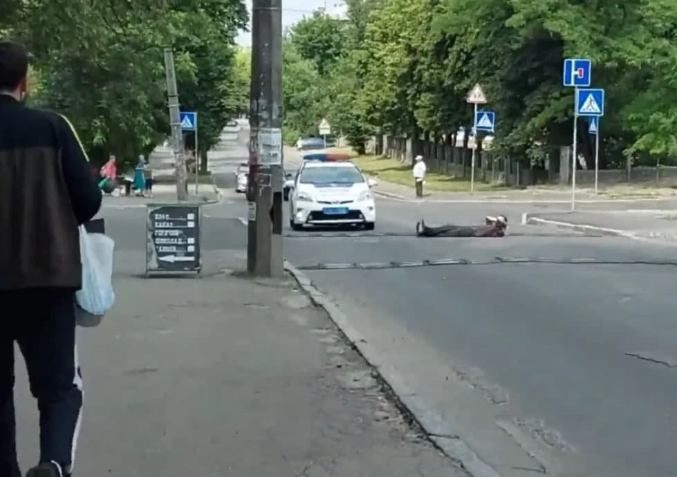 В Киеве мужчина лег посреди дороги и пытался узнать кто торгует наркотиками