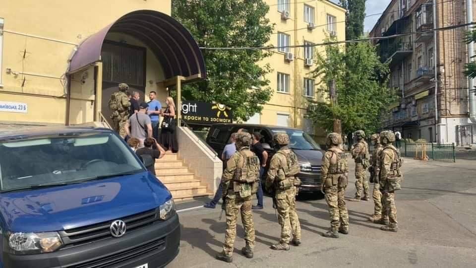 Правоохранители проводят обыски у тещи Медведчука. ФОТО