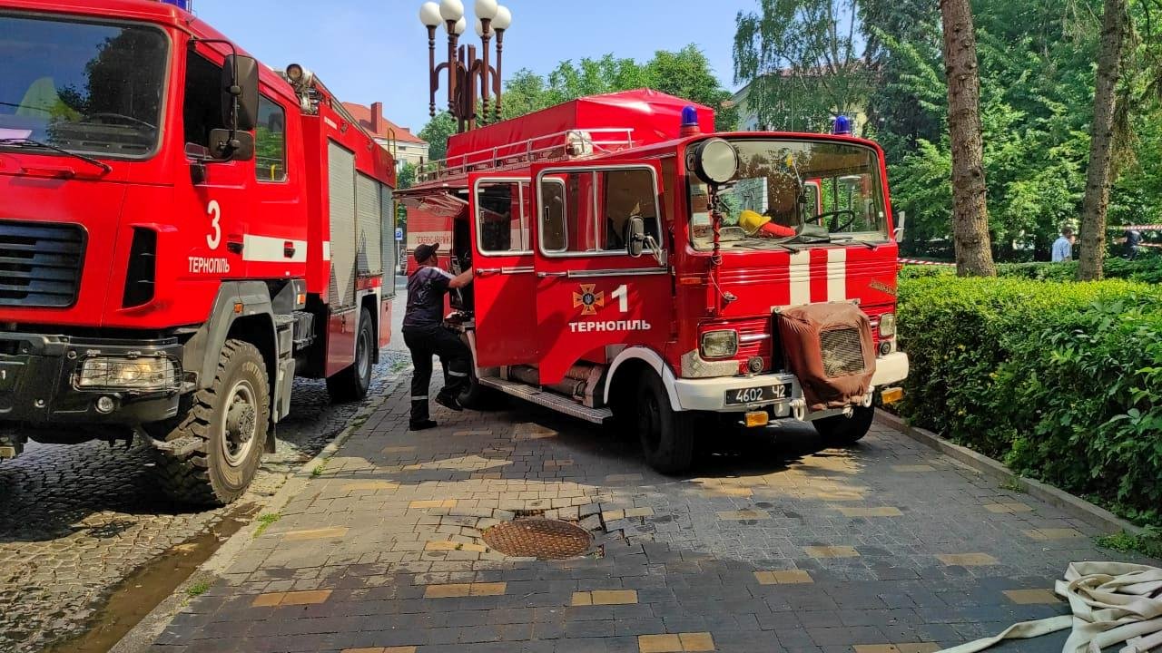 В центре Тернополя горел ресторан: огонь повредил соседнее здание