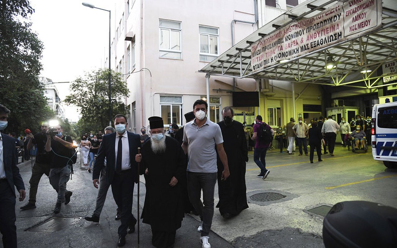 В Греции священник облил кислотой семь митрополитов, полицейского и адвокатов