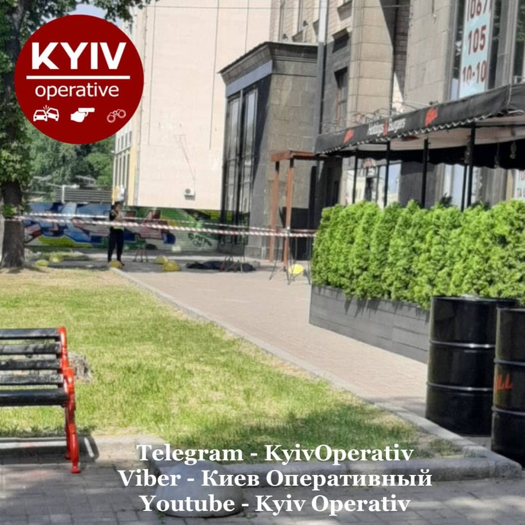 В Киеве мужчина выпал из окна многоэтажки