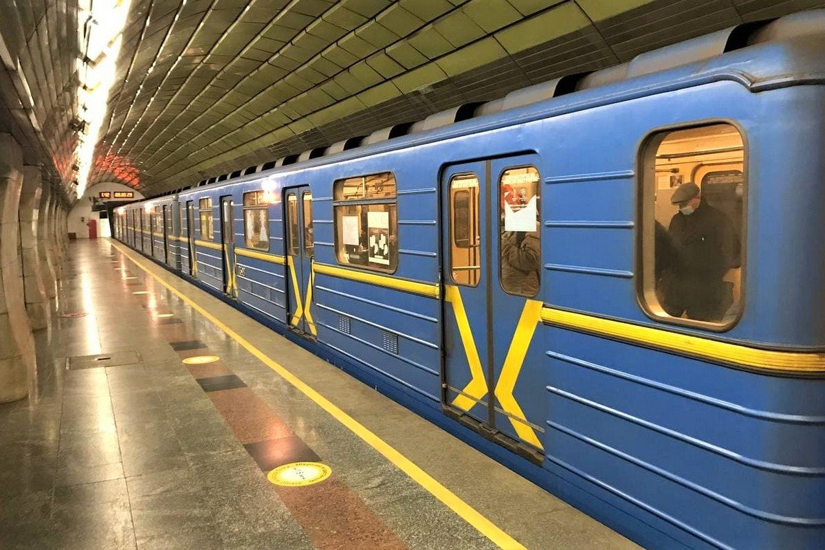 В киевском метро мужчина упал на рельсы — потерпевший в тяжелом состоянии. ВИДЕО