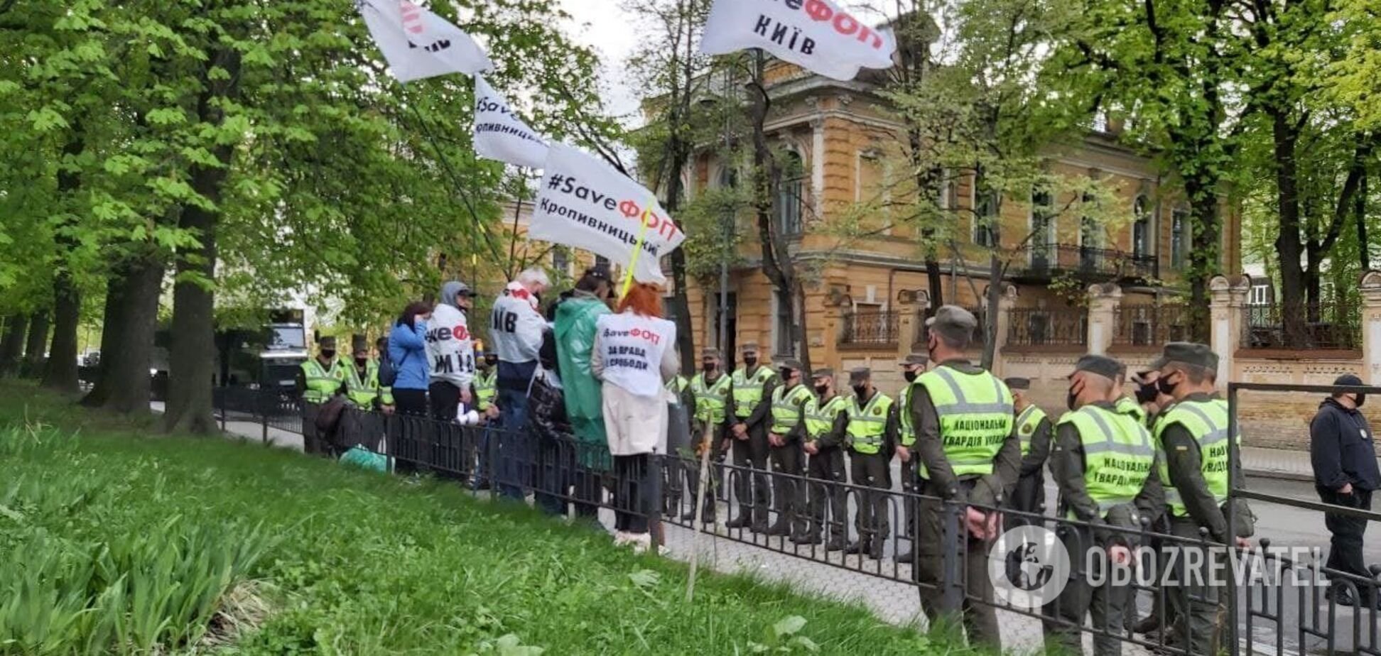 Хотели пронести гроб с венками в ВРУ: в Киеве подрались полиция и ФОПы. ВИДЕО