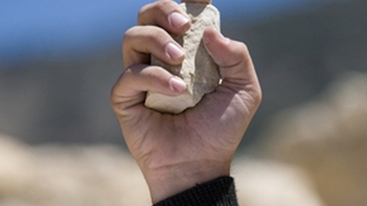 В Закарпатской области «скорую» забросали камнями