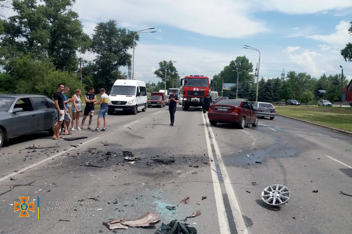 На Днепропетровщине произошло ДТП: пострадали два человека. ВИДЕО