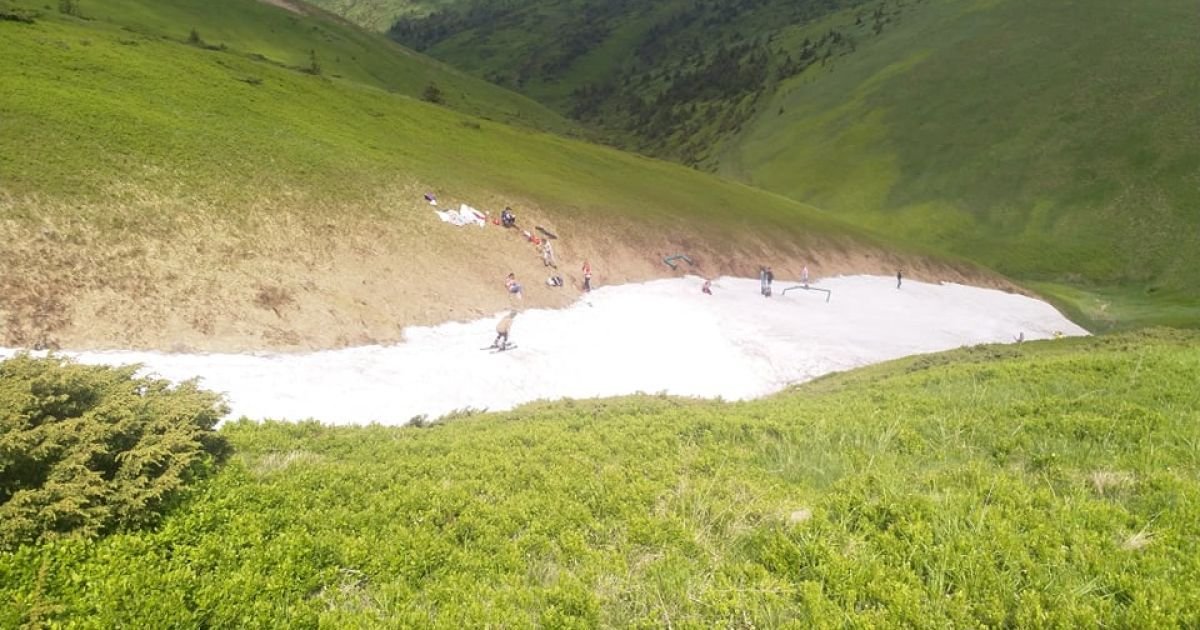 В шортах и купальниках: в Карпатах туристы катаются на лыжах