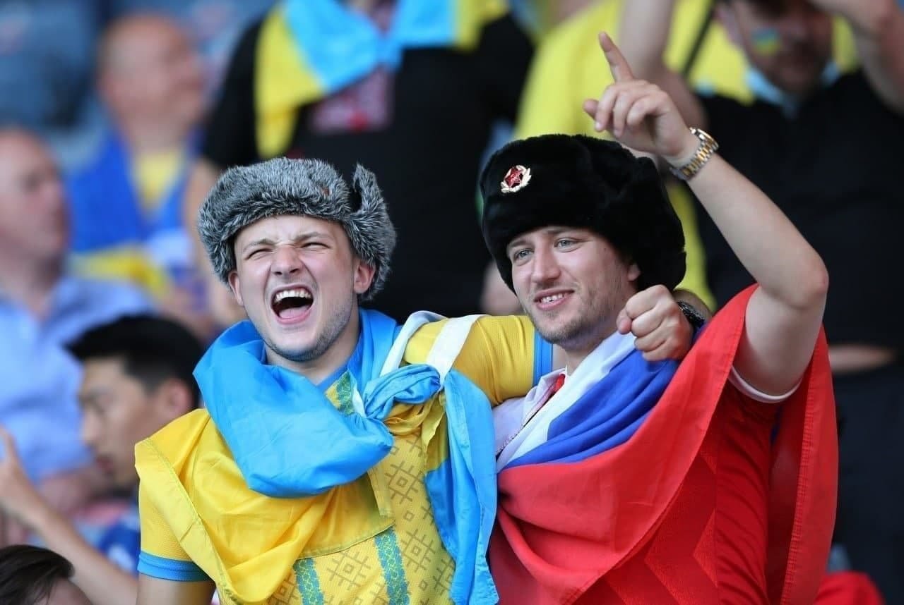 Свой среди чужих: на матче Украина – Швеция россиянин обнимался с украинским болельщиком. ФОТО, ВИДЕО