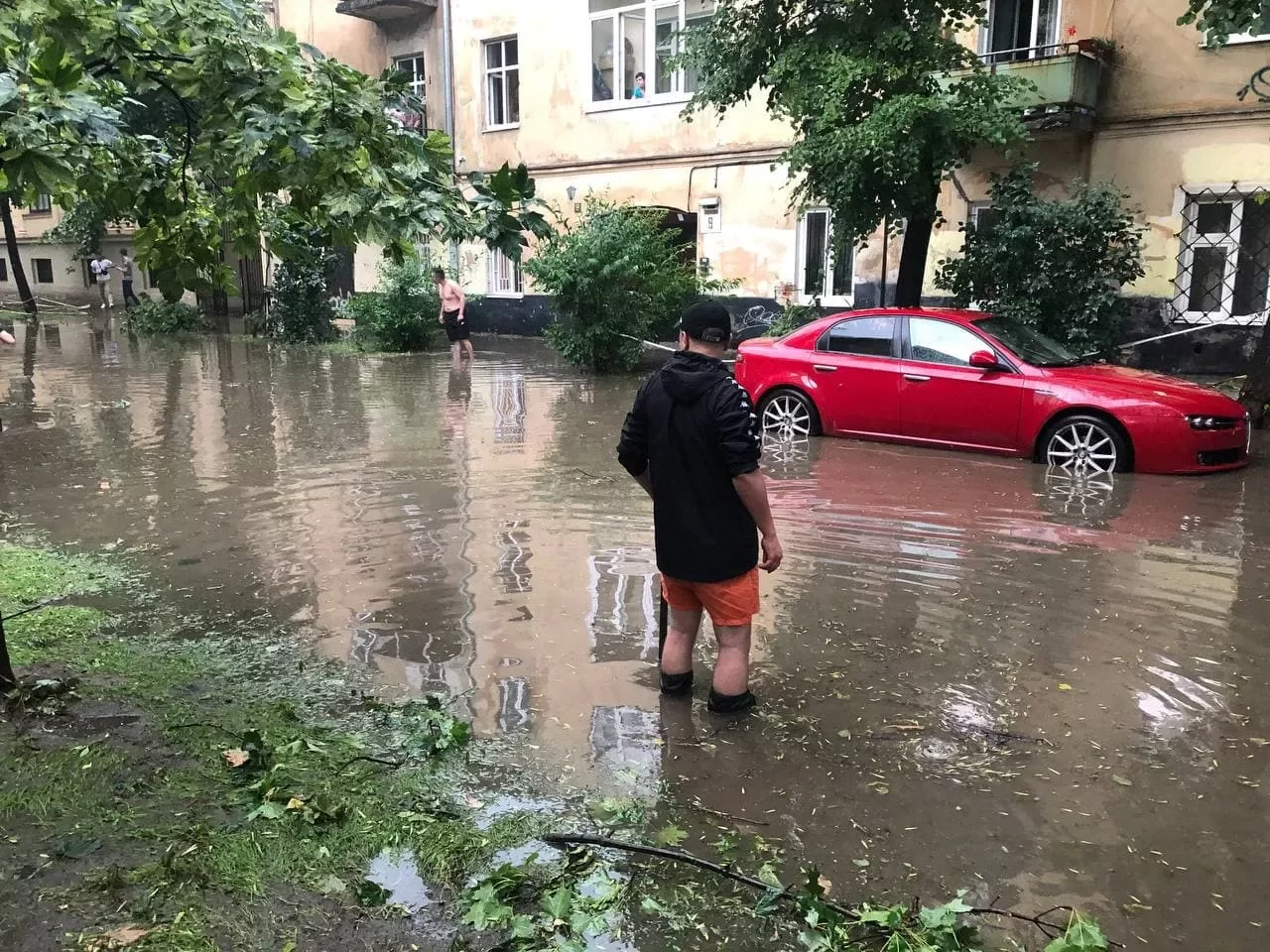 Во Львове прошла сильная буря: лежат деревья, электротранспорт не ходит. ФОТО, ВИДЕО