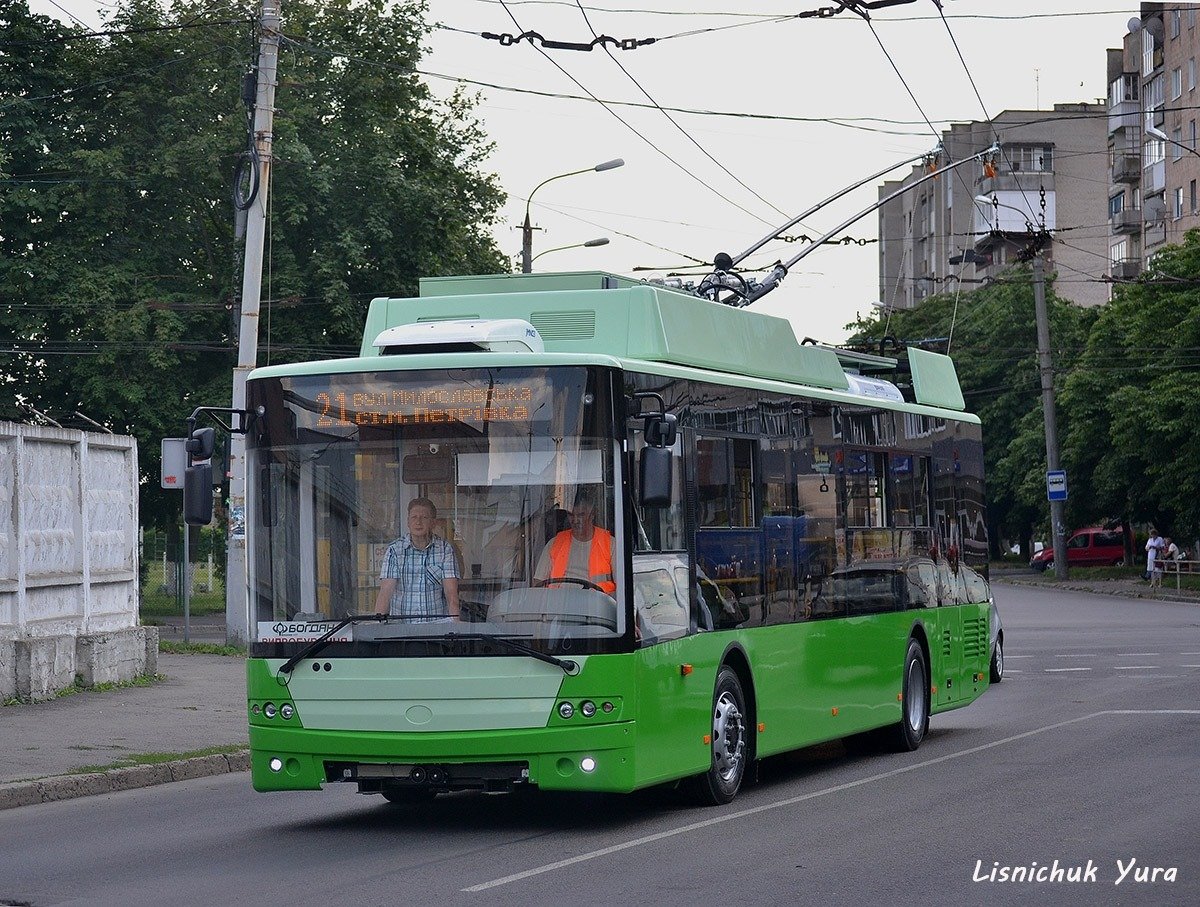 В Харькове водитель троллейбуса ударила пассажира в пах