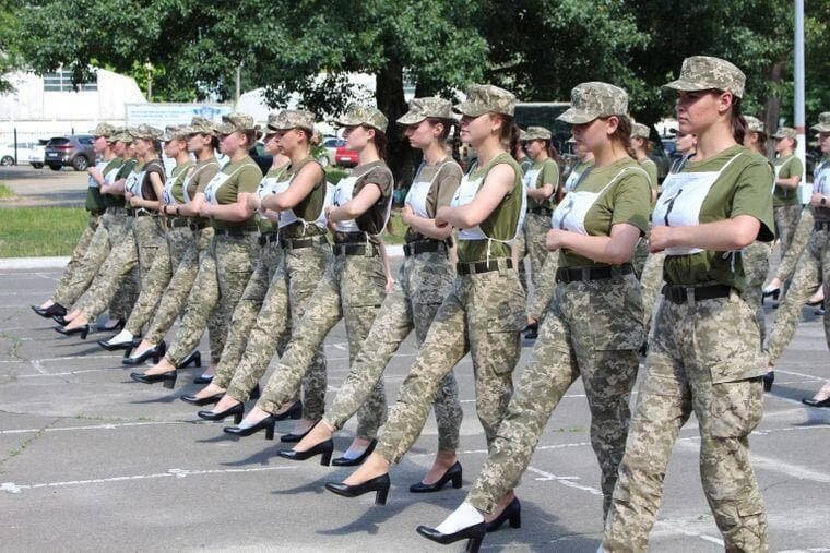 В Киеве на параде женщины-военнослужащие будут маршировать на каблуках. ФОТО, ВИДЕО