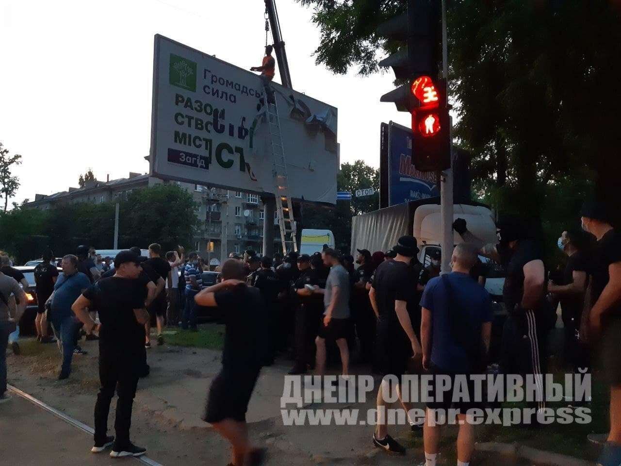 В Днепре ОПГ скандально-известного депутата Загида Краснова заблокировали трамвайные пути на перекрестке проспекта Пушкина