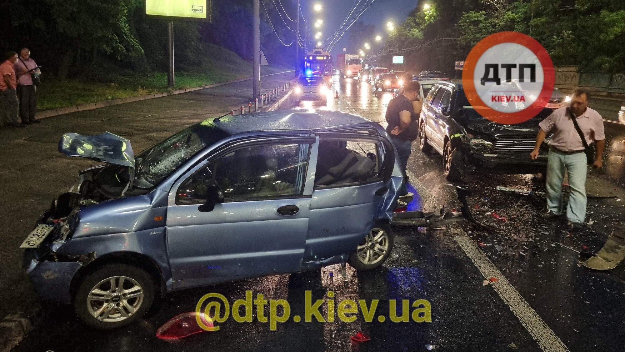 В Киеве автомобиль врезался в участников предыдущего ДТП: есть пострадавшие