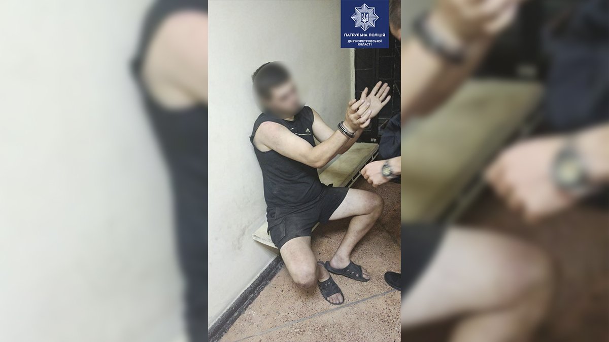 Покусал полицейского и нападал на прохожих с ножами: в Днепре отличился мужчина