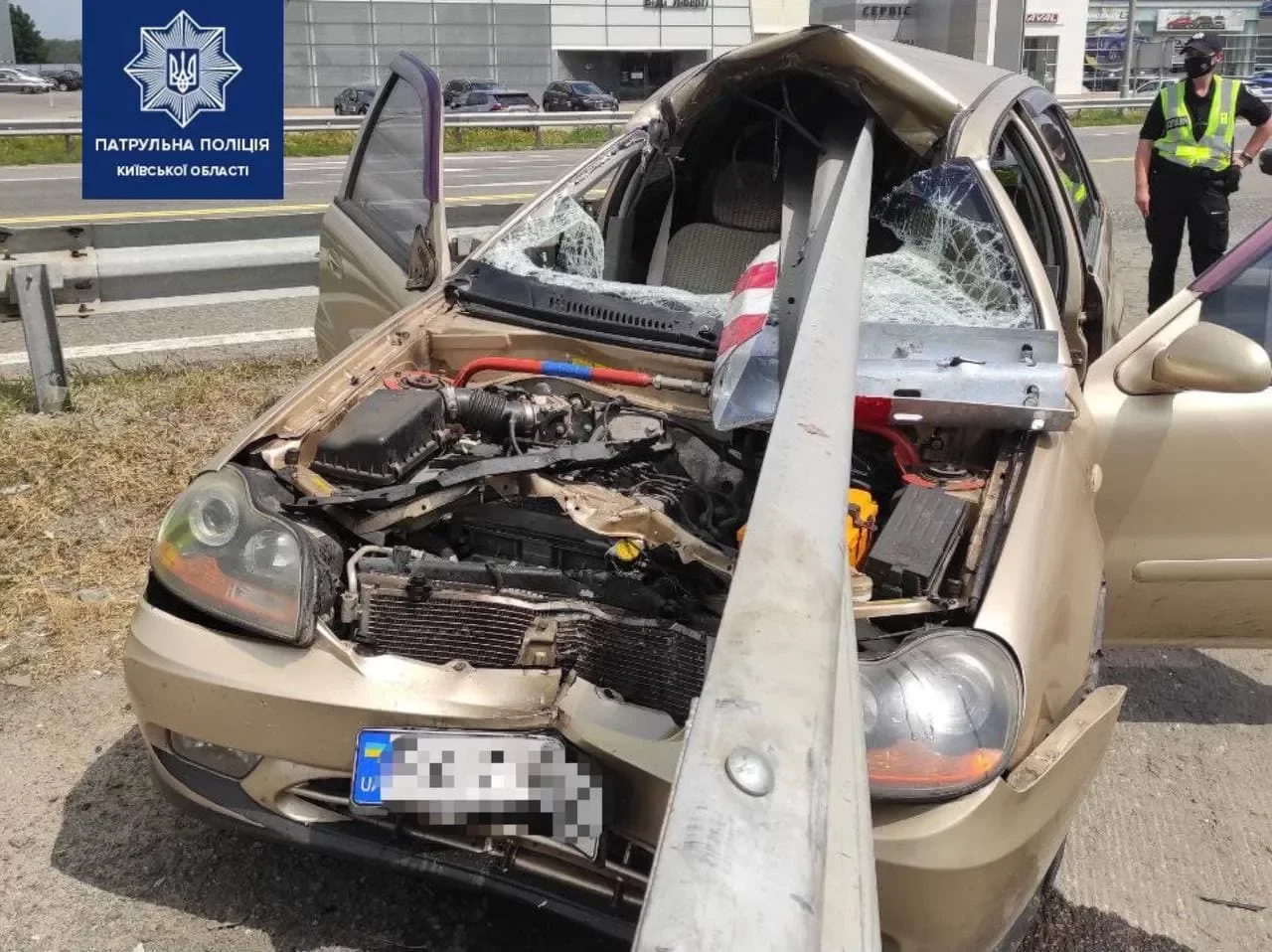 Авария на Бориспольском шоссе: отбойник пробил автомобиль