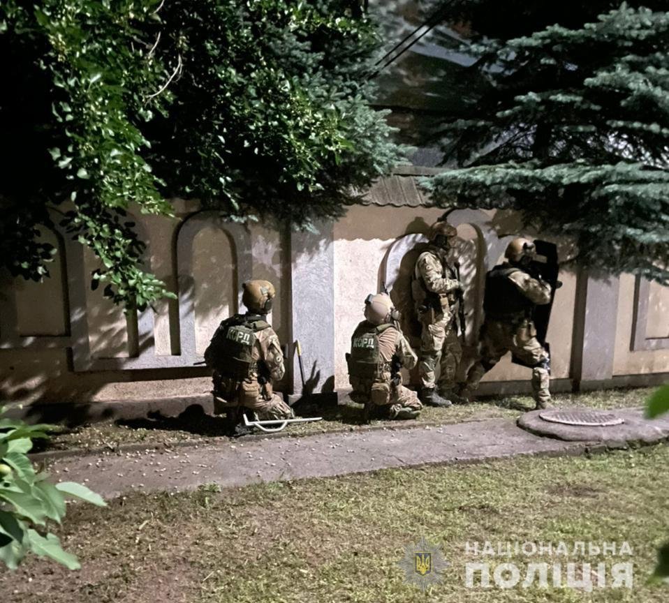 На Днепропетровщине полиция вела переговоры 13 часов: подозреваемый грозился суицидом
