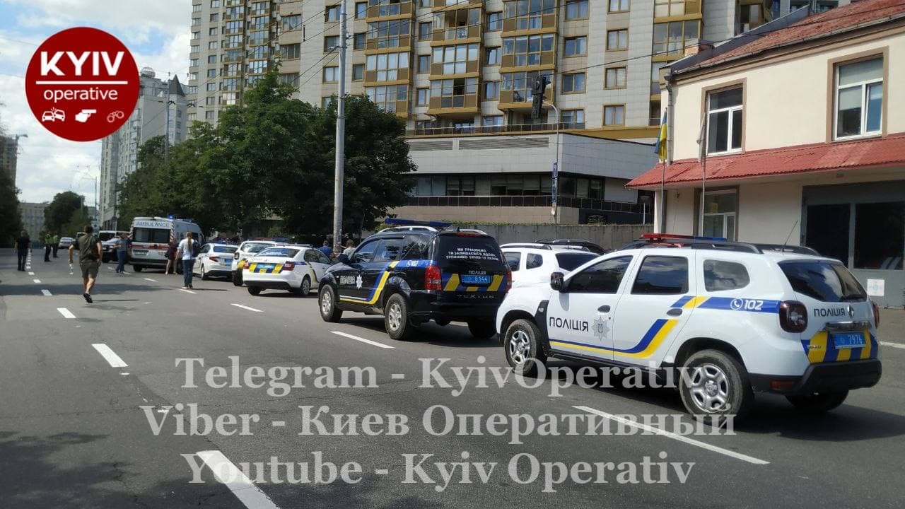 Перестрелка в Киеве: пострадал житель и полицейский. ФОТО, ВИДЕО
