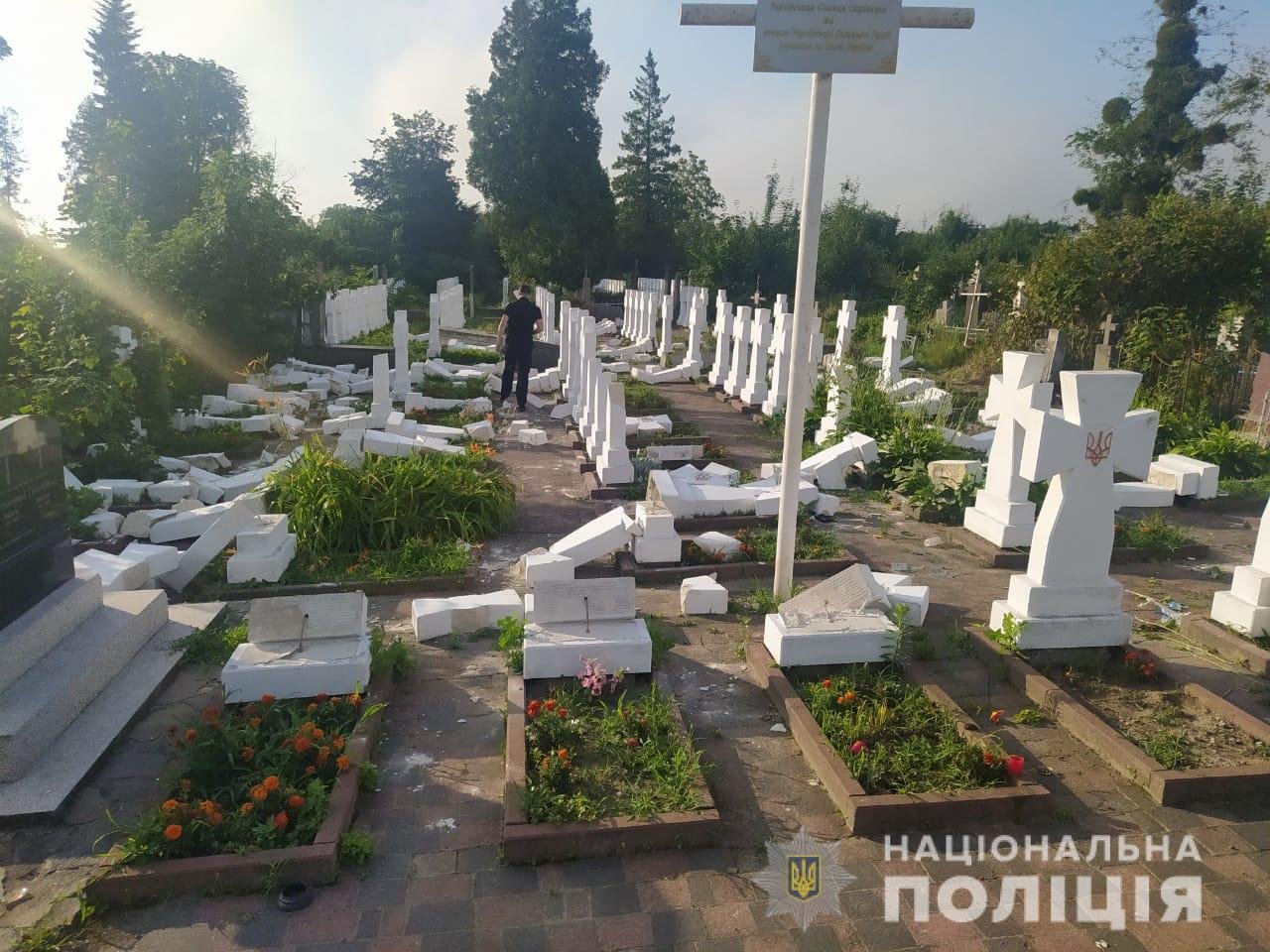 Во Львовской области вандал разбил 59 крестов сечевых стрельцов