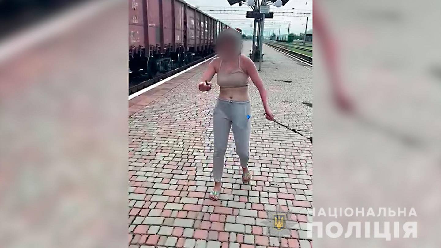 В Миргороде женщина с ножом напала на полицейского