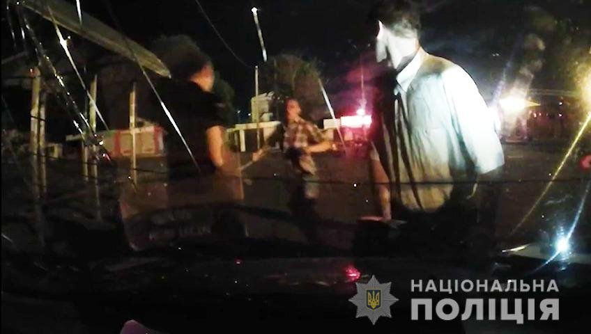 В Киевской области мужчина набросился на патрульную машину и ударил полицейского. ВИДЕО