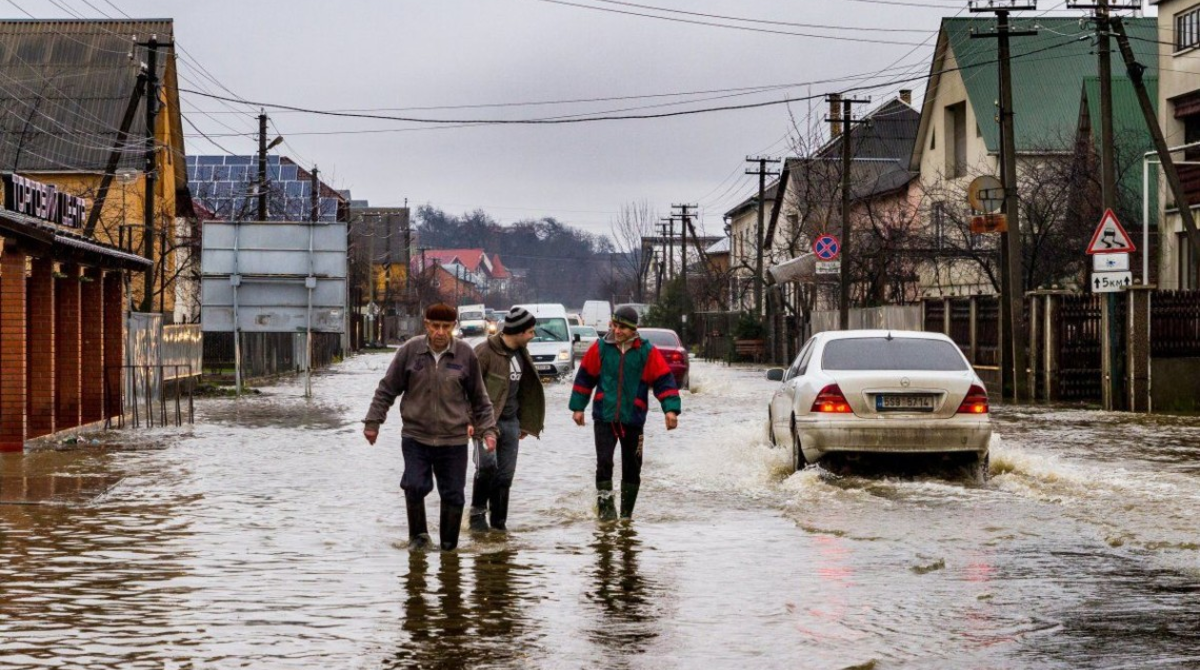 Потоп на Закарпатье: вода заблокировала людей в затопленных домах