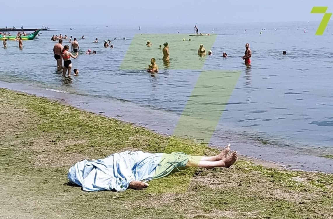 На одесском пляже труп мужчины лежал рядом с отдыхающими. ФОТО, ВИДЕО