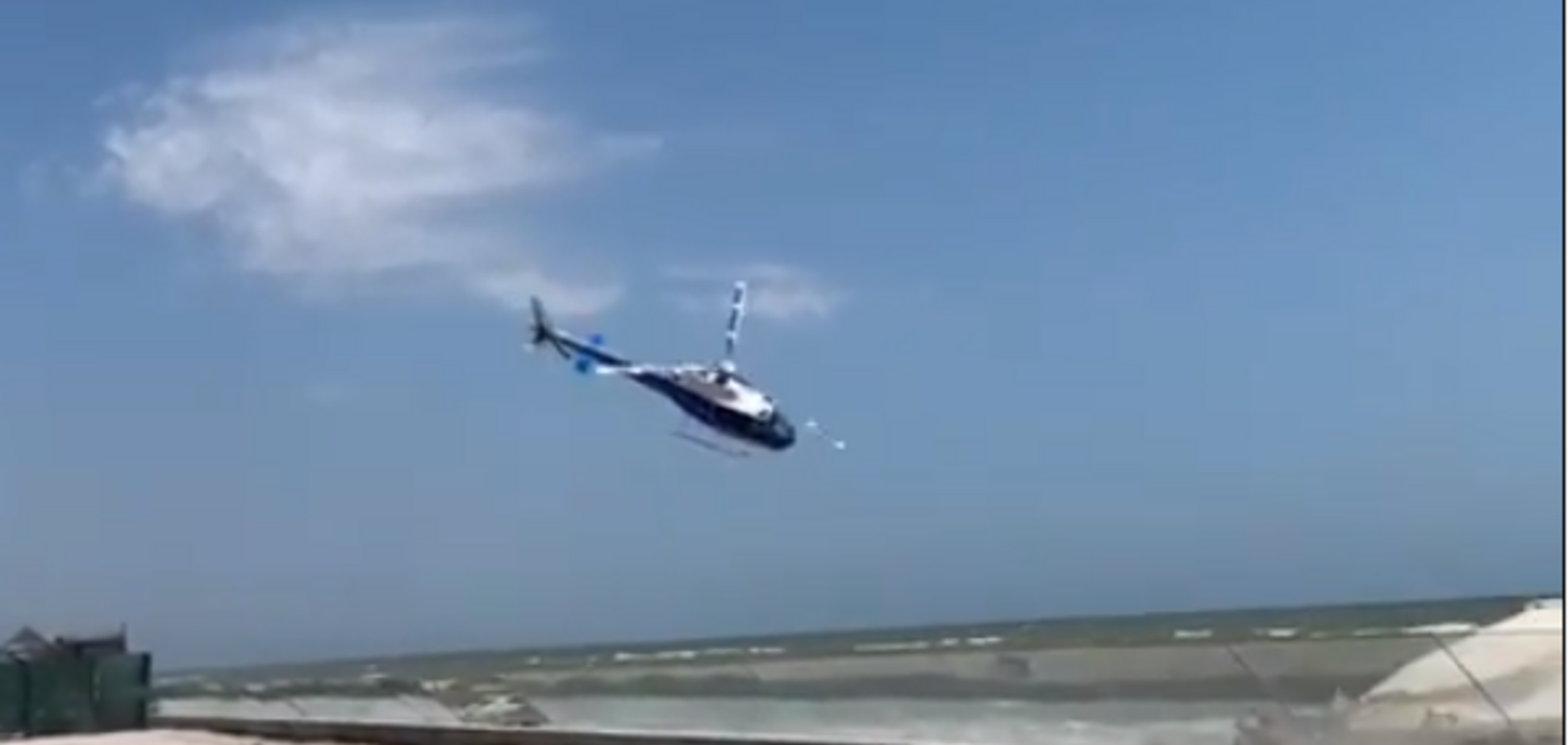 В Одесской области частный вертолет пролетел через пляж. ВИДЕО