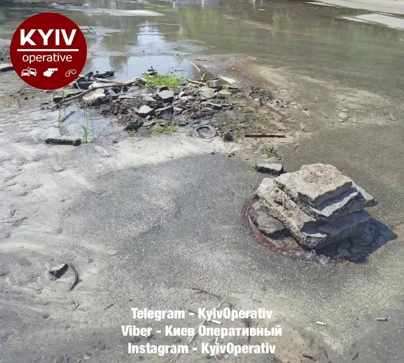 Фонтан по-киевски: чтобы вода не мешала, дырку прикрыли камнями. ВИДЕО