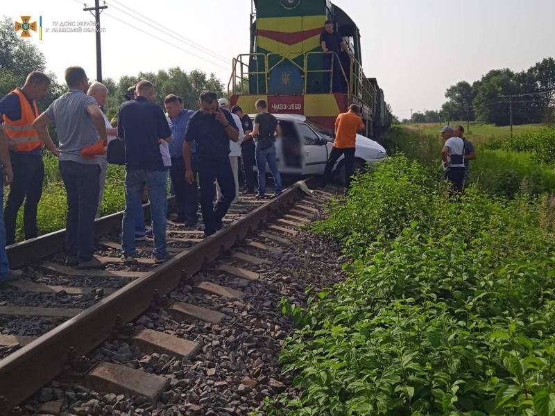 Погибла на месте: во Львовской области поезд врезался в автомобиль
