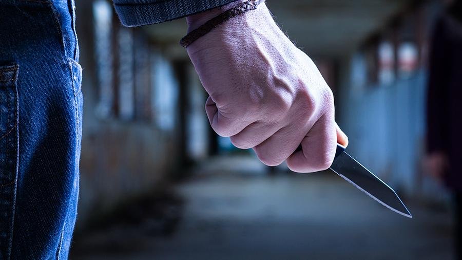 Житель Обуховщины напал с ножом на свою бывшую и ее знакомого. ФОТО