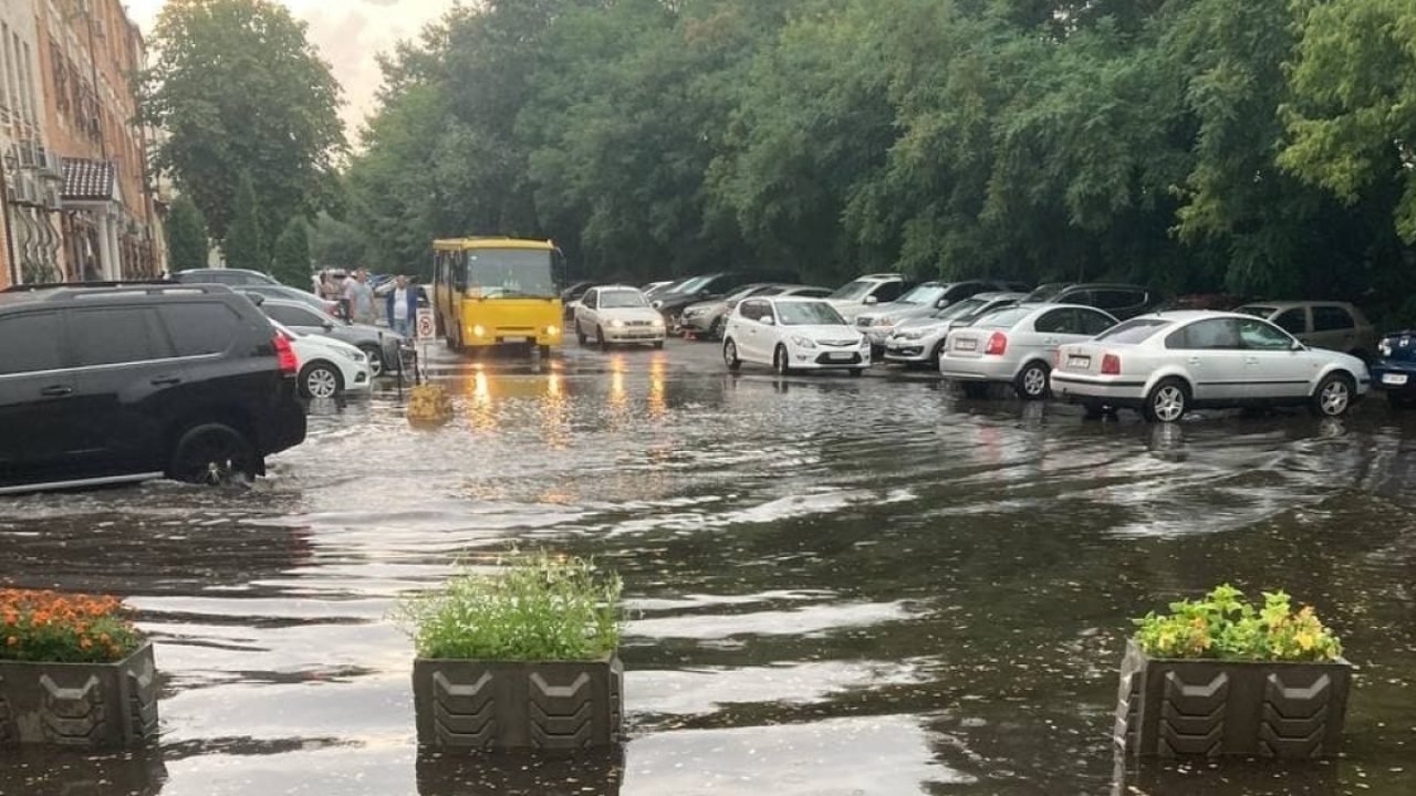 Недельная норма осадков: в Киеве за 30 минут затопило город. ВИДЕО