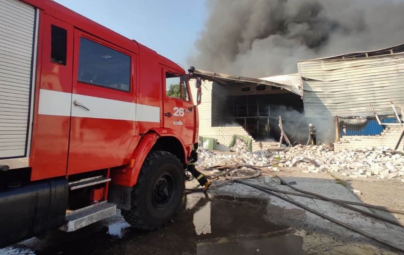В Киеве горят склады. ВИДЕО