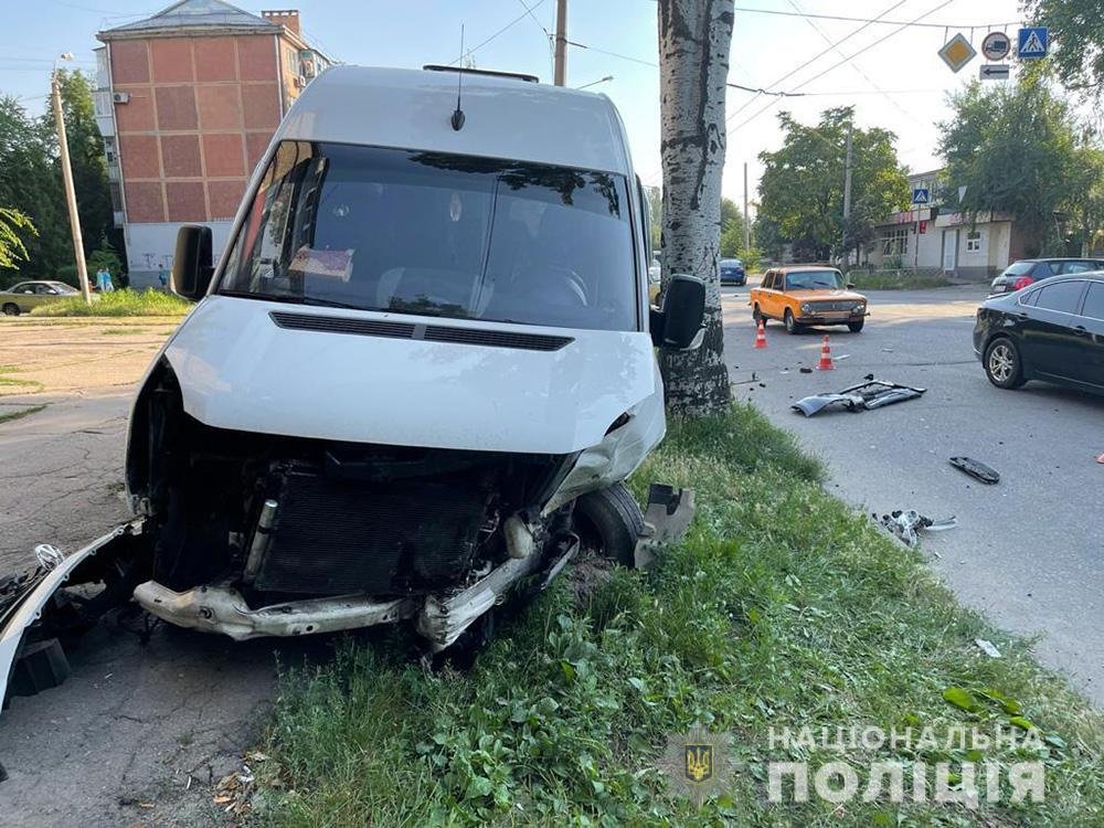 В Запорожье легковушка протаранила маршрутку с пассажирами: пострадали 13 человек, среди них есть дети