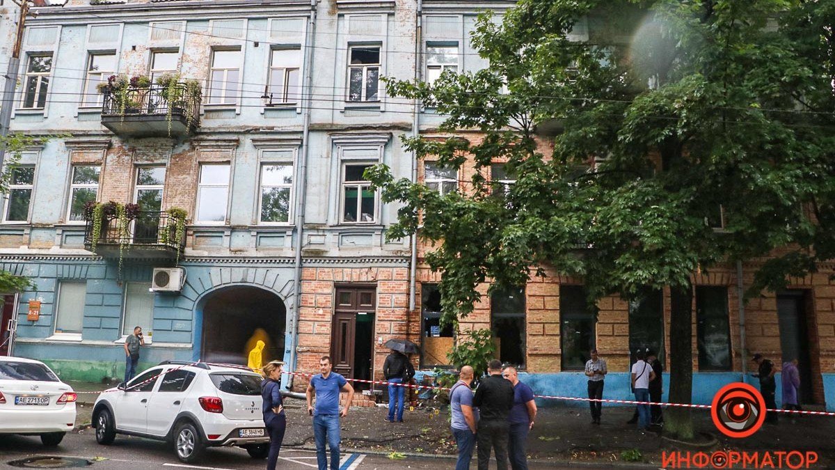 Выбитые окна и перекрытая дорога: в Днепре произошел взрыв в доме