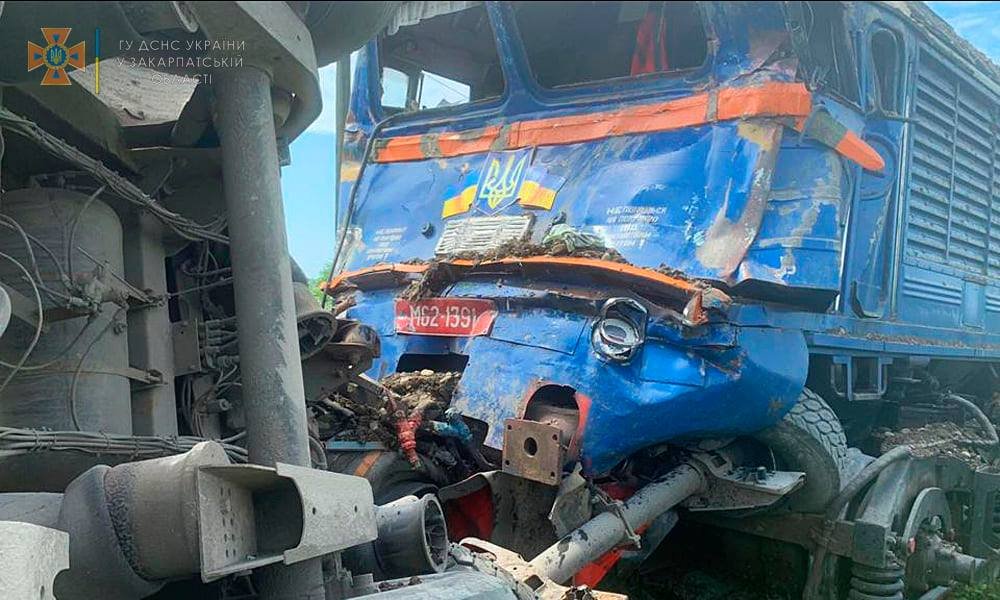 Авария с поездом: на Закарпатье пострадали пять человек