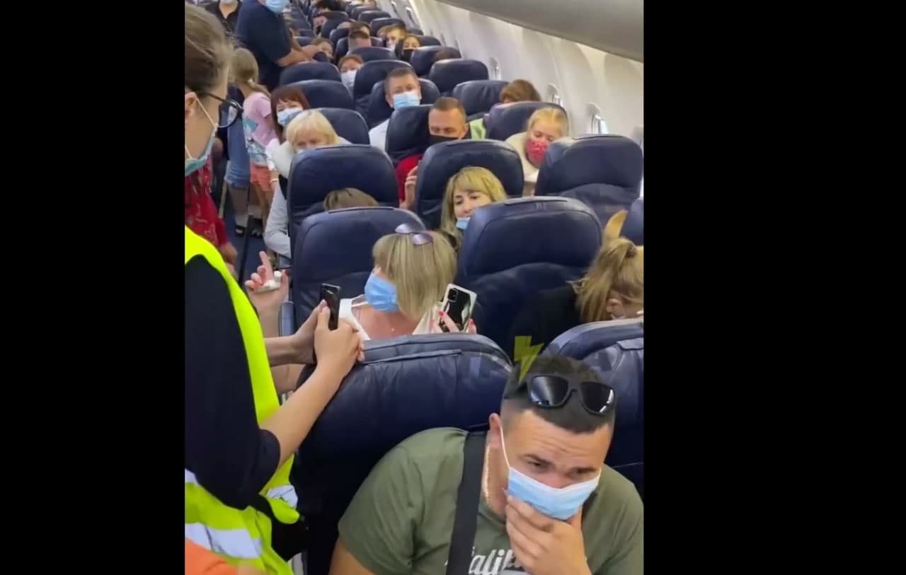 Не хотела надевать маску: женщина устроила скандал в аэропорту Харькова. ВИДЕО