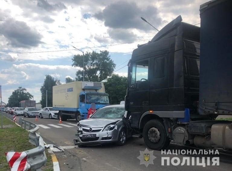 Под Киевом авто насмерть сбило мужчину с ребенком на остановке
