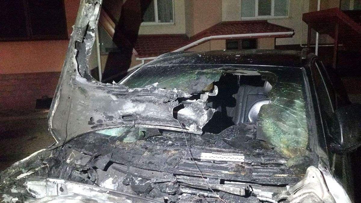 В Ровно ночью подожгли авто депутата