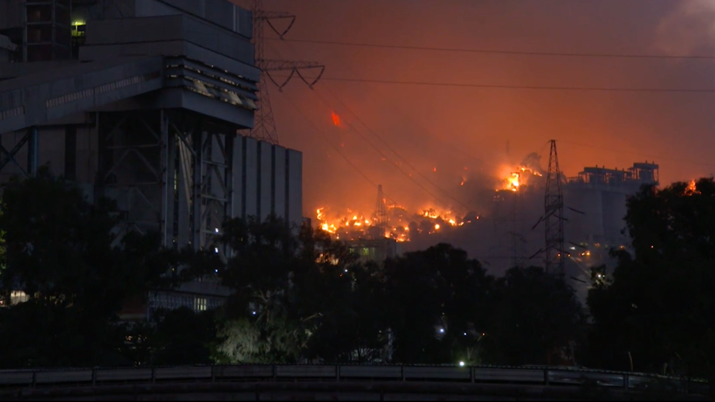 Лесной пожар в Турции достиг теплоэлектростанции: людей эвакуируют