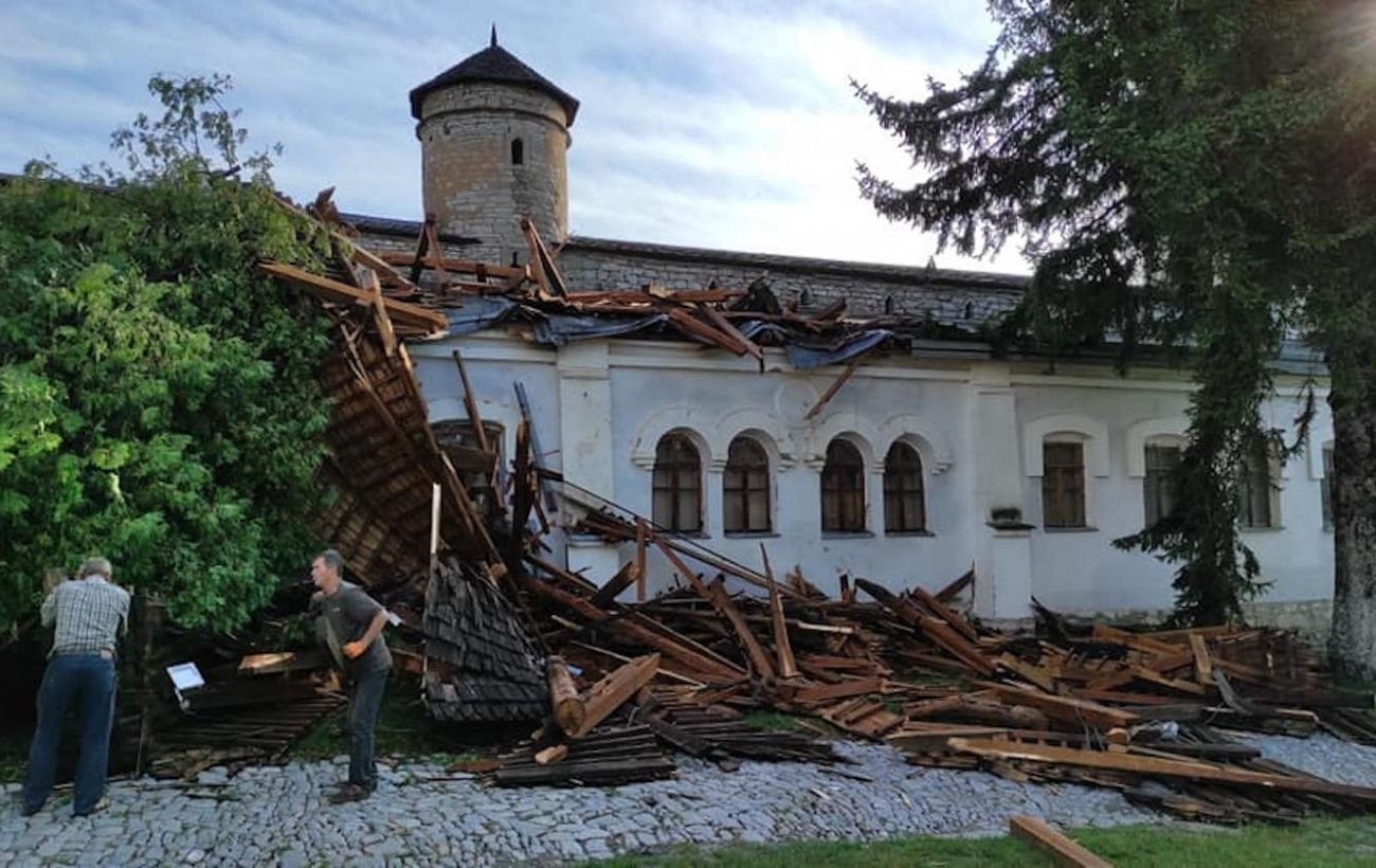 Поваленные деревья и обесточенные улицы: Каменец-Подольский накрыл мощный ураган. ФОТО