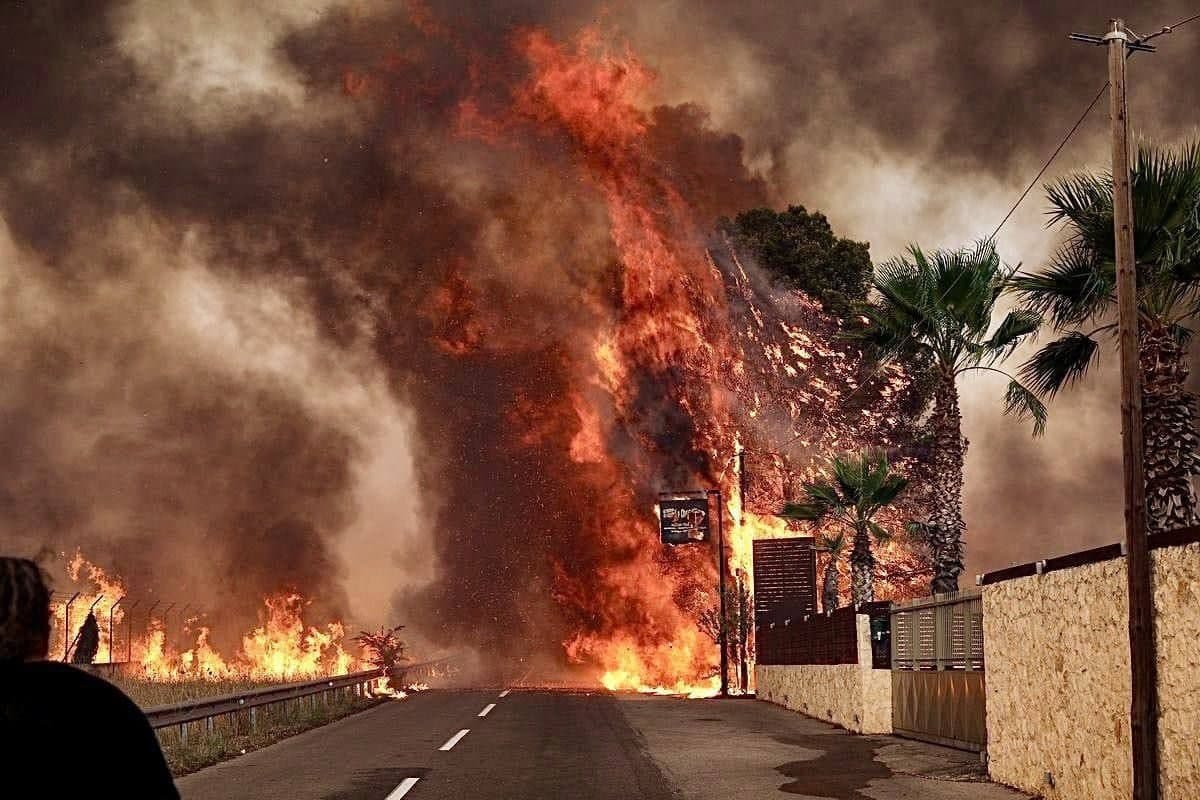 В Греции начали эвакуировать людей из-за пожаров: Зеленский поручил отправить спасателей на помощь. ВИДЕО