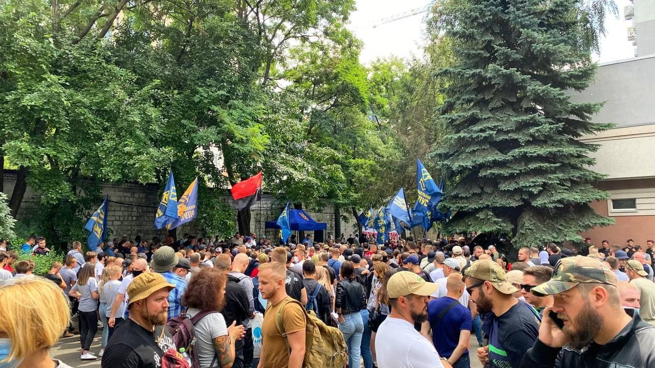 Под судом в Киеве митингуют представители «Нацкорпуса»