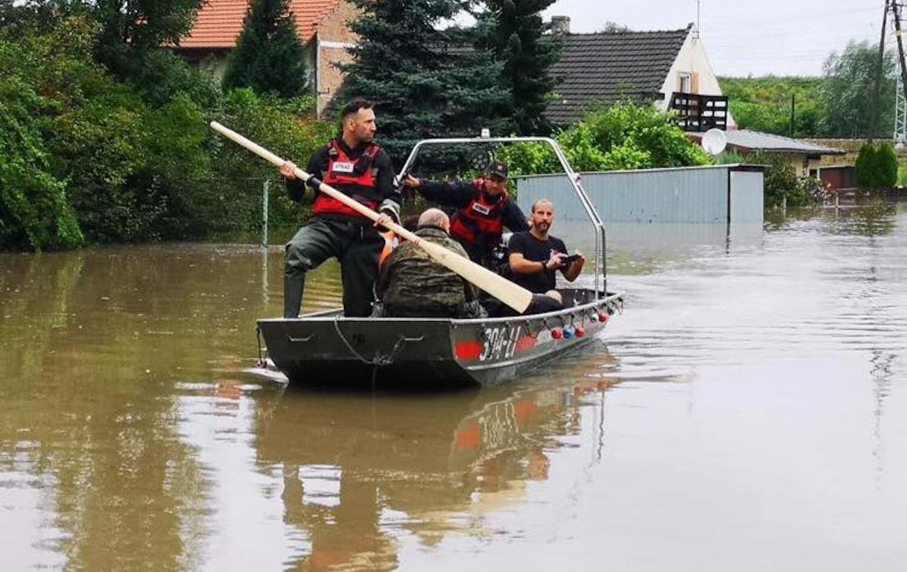 Затоплены 700 зданий и более 100 дорог: в Польше пронесся смерч с ливнем